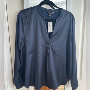 Banana Republic Navy V neck blouse Size L